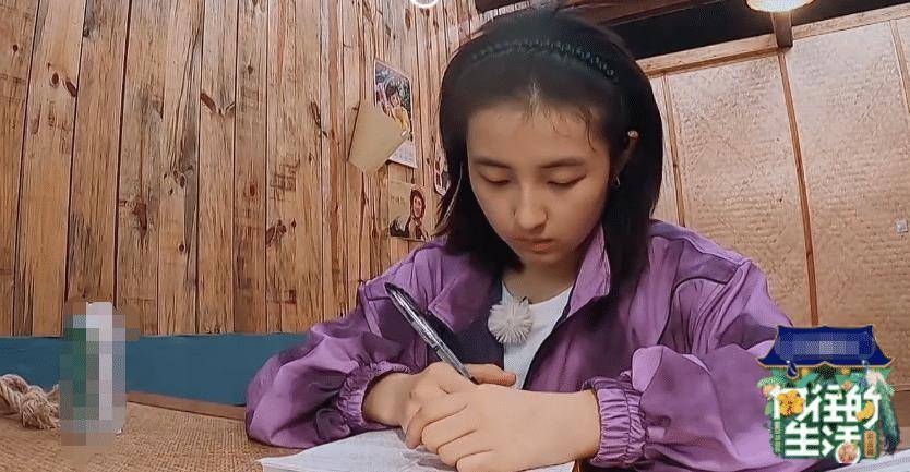 原创张子枫节目中做试卷题看清课桌上的笔经历过高考的人都懂