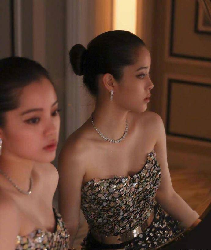 原创有一种时尚过猛叫欧阳娜娜制服照没来得及p图腿白得反光