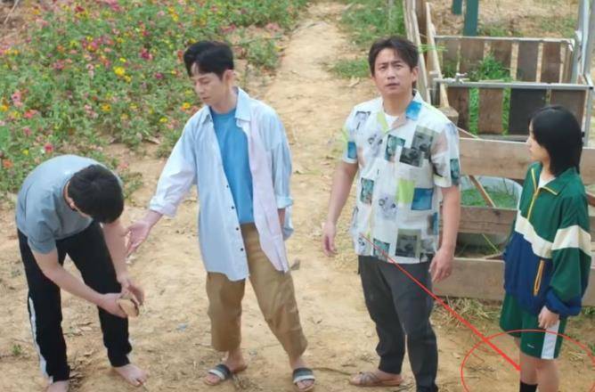 中,依然有何炅和黄磊两人坐镇,另外还有两位小辈彭昱畅和张子枫,四
