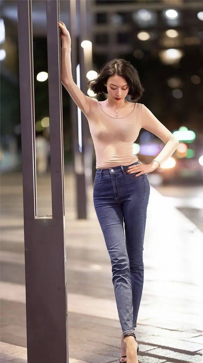 原创牛仔裤高跟鞋175模特身材成为夜晚街边最亮的星