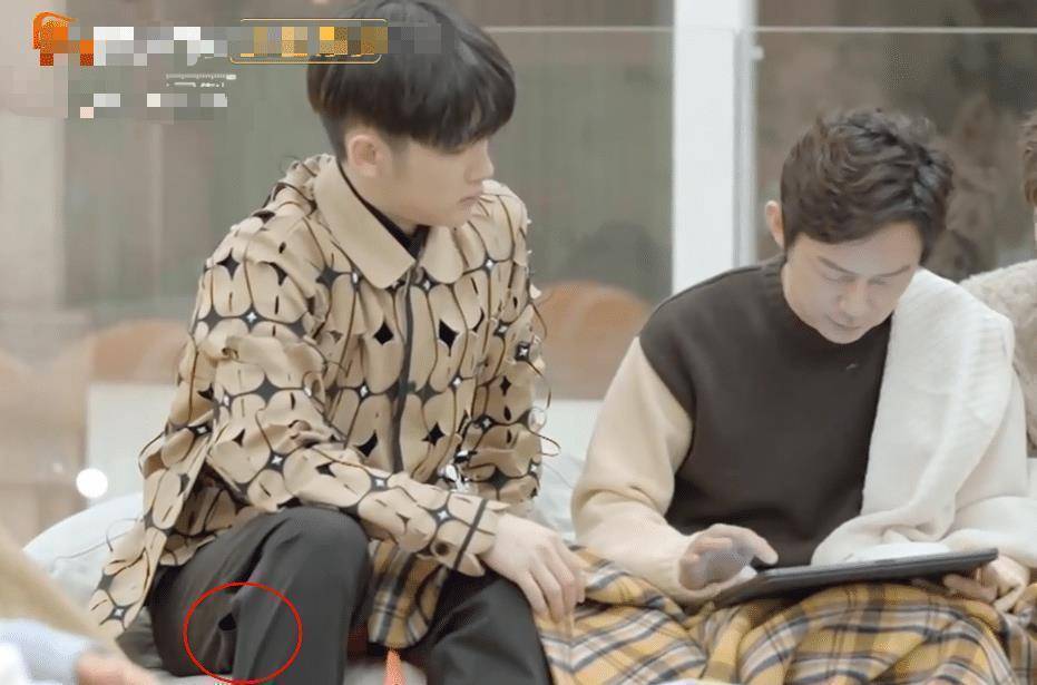 可见周震南没啥讲究,也可能是根本没注意到,可能周震