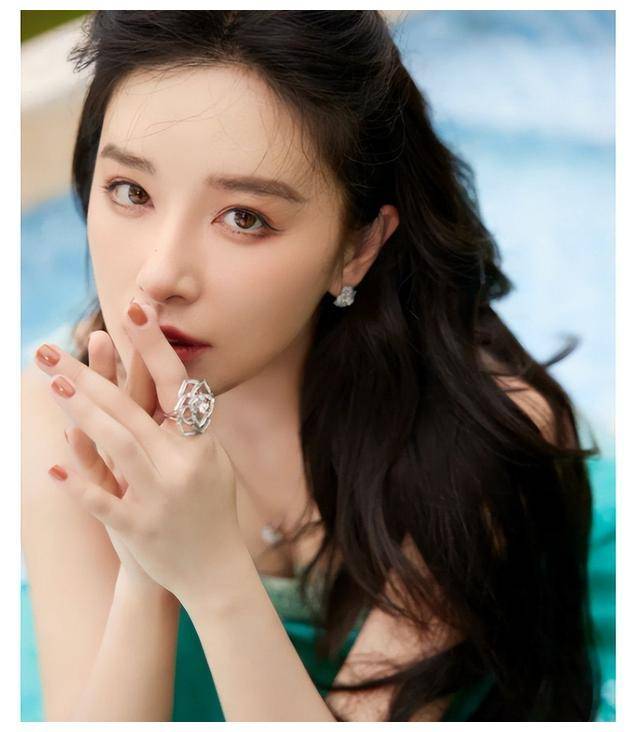 阚清子清新蓝绿抹胸裙散发女神魅力清纯又迷人