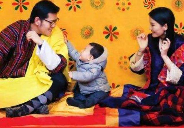 原创3岁不丹王子好傲娇扭头拒绝父王的亲亲高冷王后被儿子逗笑