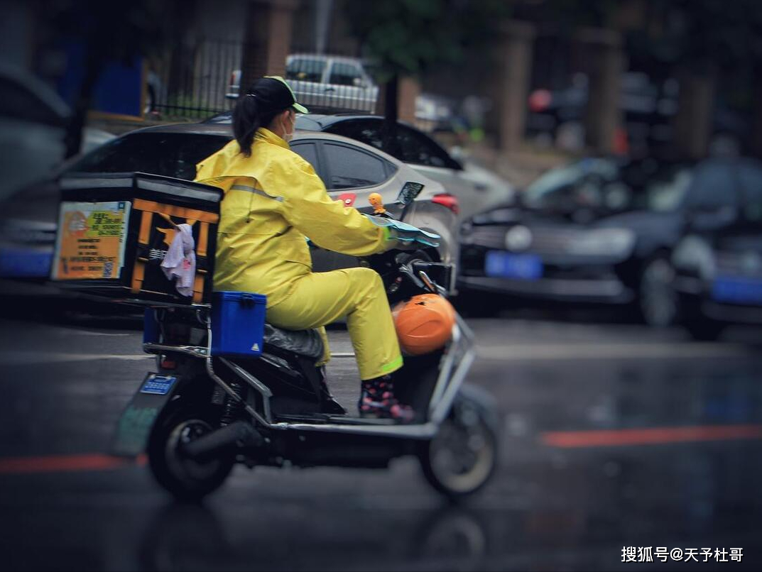 原创风雨无阻的外卖女骑手城市生活的温暖传递者