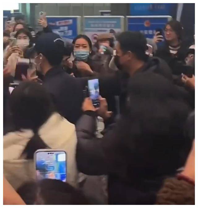 王一博机场被围堵保镖左右开路粉丝疯狂尖叫