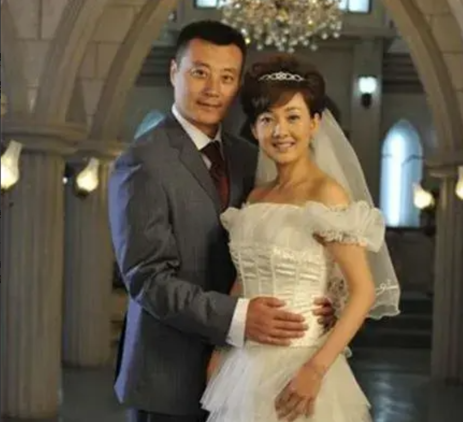 原创他花9块钱娶老婆住9平米地下室7年成名后却坚决不换糟糠妻