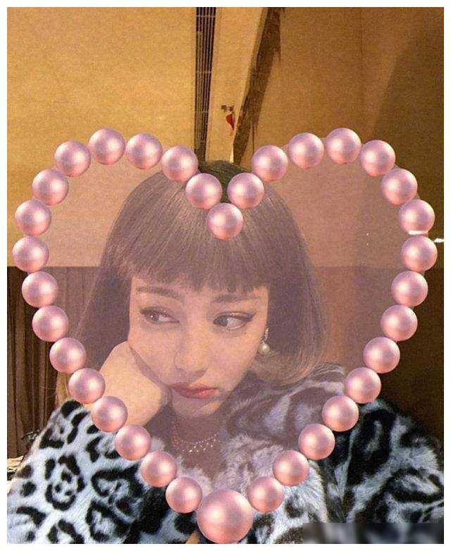 迪丽热巴自拍晒美照无滤镜不自拍表情怪怪的