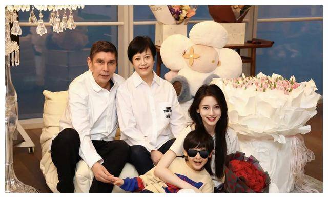 杨颖7岁女儿照首曝光小海绵正面登场颜值引发热议