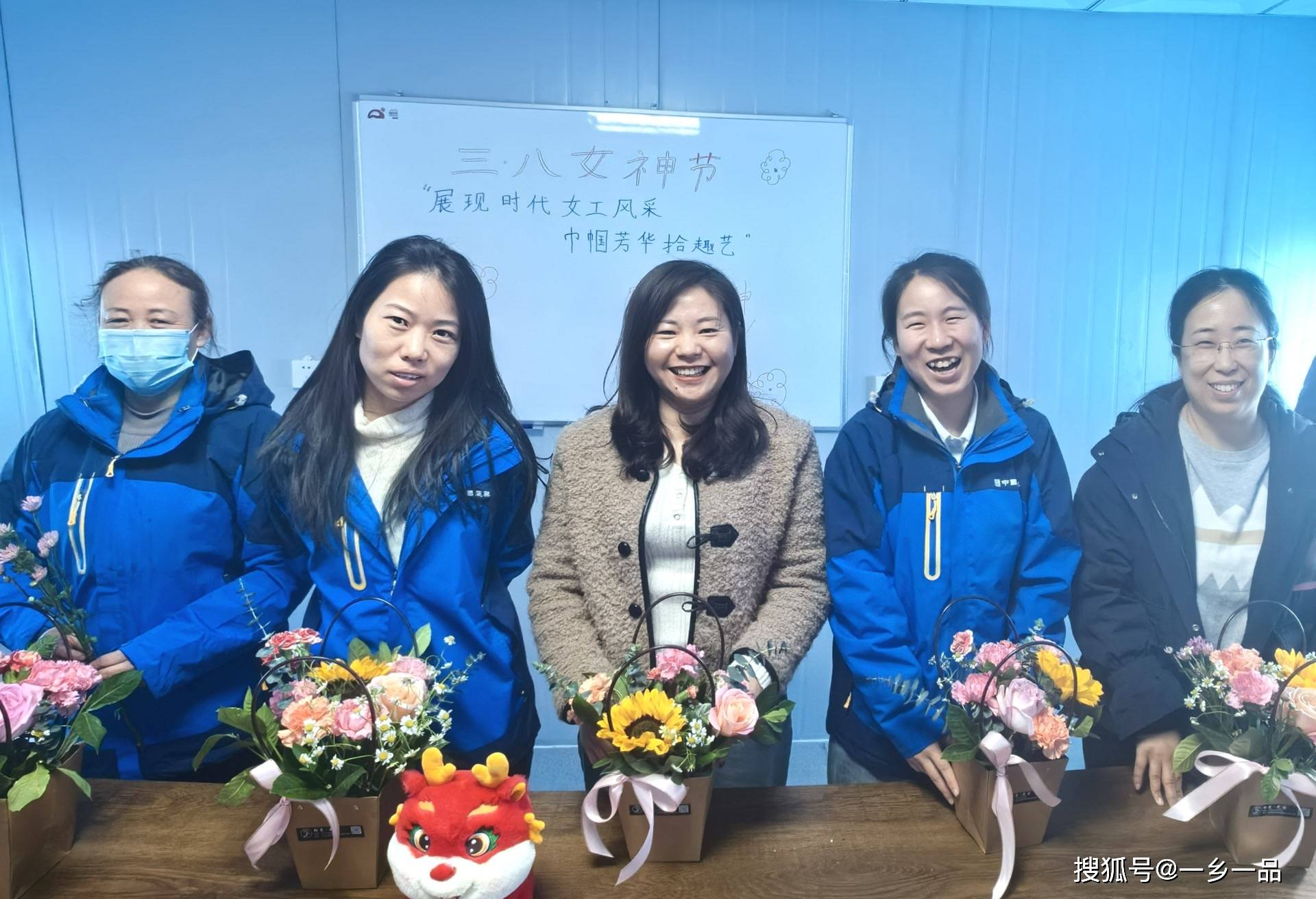 中建二局百度云项目工会举办巾帼拾趣绽芳华职工花艺活动