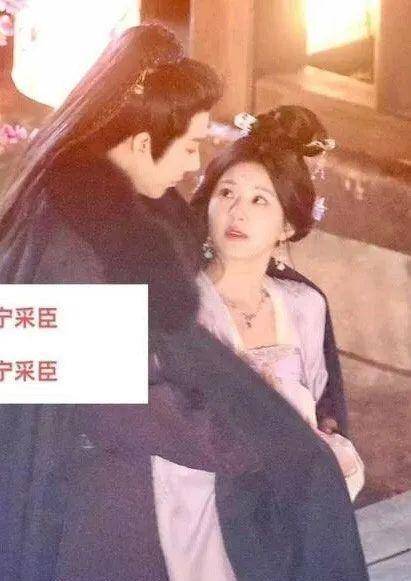 赵露思刘宇宁恋情曝光女方约闺蜜薛佳凝聚餐男方被拍到同场