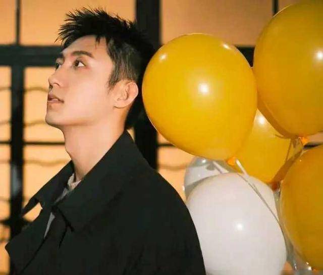 黄景瑜三亚度假被偶遇引领时尚潮流喉结卡帽子绳又帅又好笑