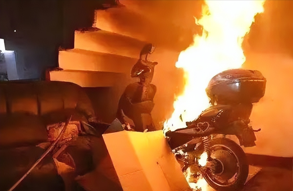 原创南京火灾戳穿电动车主的安全谎言锂电池电动车究竟安全吗