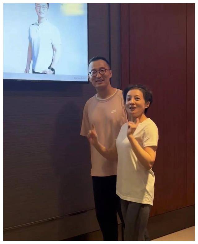 42岁金铭与健身教练传绯闻,男方深情搂肩!北大才女至今未婚!