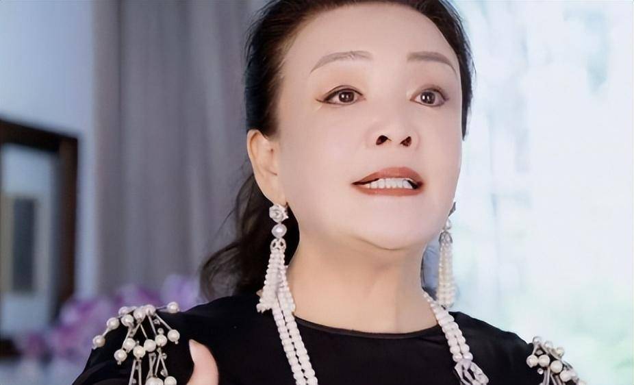 张兰太敢了!直播模仿大s穿搭,还上架了内衣和胸贴,内涵满满