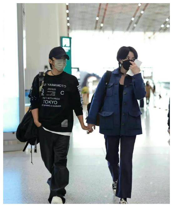 王菲机场火了!longchamp包背起,"松弛感"拉满,上班潮穿新法!