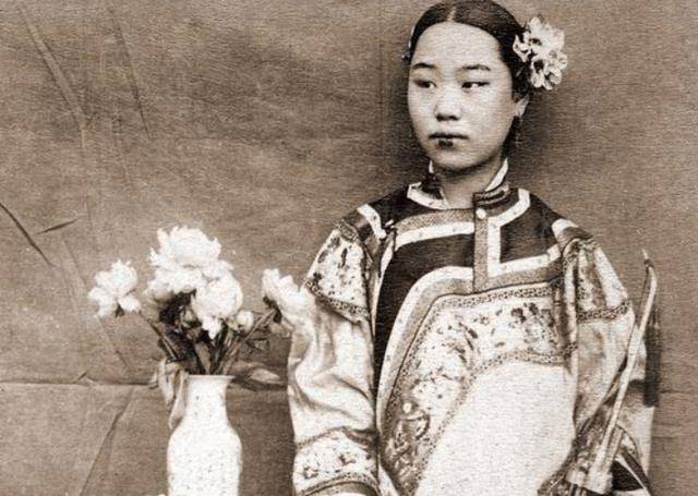 15岁靠着"三寸金莲"嫁豪门,洗脚时痛到难以忍受,丈夫却很喜欢