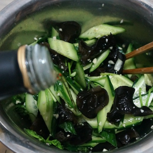 黑木耳拌黄瓜好吃的秘诀,爽解腻很讨人喜欢!