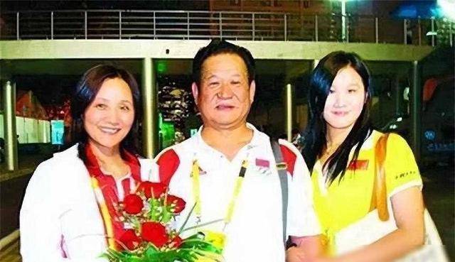 杜锋妻子近况辞去公职创业成功独自带3个孩夫妻分居多年