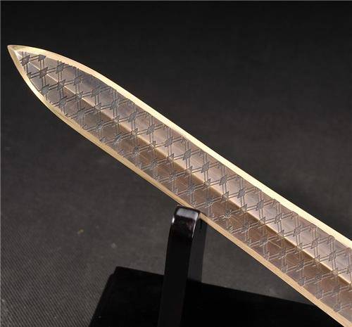 原创越王勾践剑千年不腐专家拿到x光下一照发现一种神秘现象