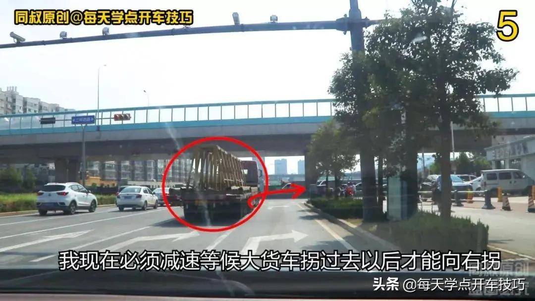 大货车转弯比盲区更可怕的是这个位置司机行人都要远离