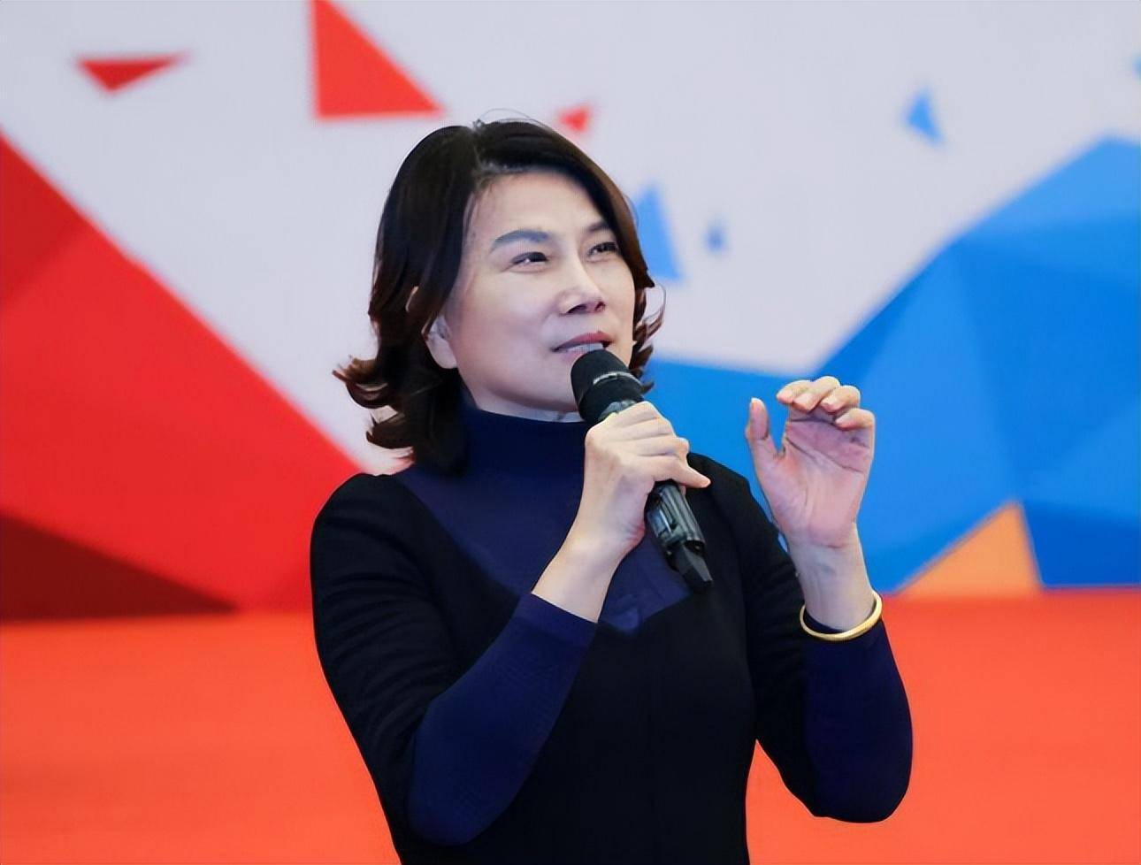 原创闹大了董明珠提议家电强制报废惹众怒网友想钱想疯了