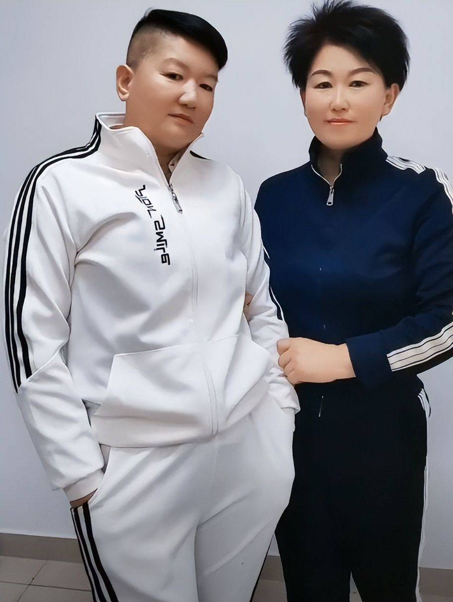 但事实是,短发姐姐只结过一次婚,老公一直对她言听计从十分宠爱,两人