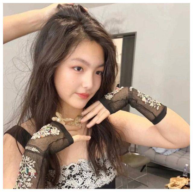 汪峰女儿早熟丝袜腿,高级脸如葛荟婕,避开父母基因的完美之作_迷雾