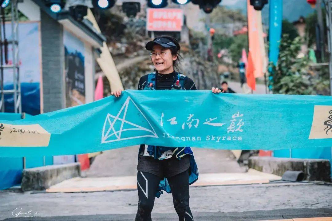 她的低调与实力形成鲜明对比,多次在世界顶级越野赛事中斩获佳绩,utmb