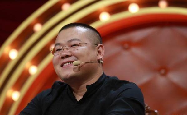 工厂实行三班倒,而岳云鹏因为年龄小,总被安排在第三班:也就是零点到