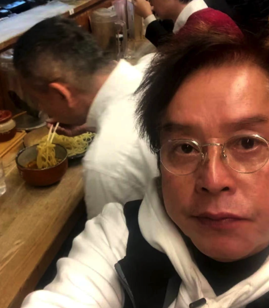 原创33岁谭咏麟与美女在日本幽会十指紧扣亲密无间画面好暧昧