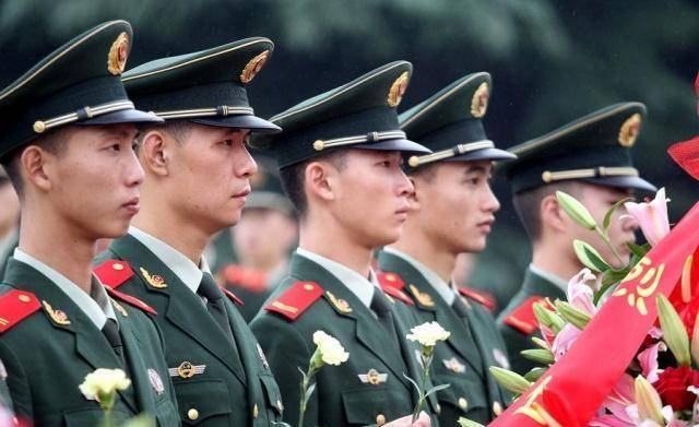 原创8年前30岁武警女战士为保护油罐车被甩出车窗牺牲时孩子2岁