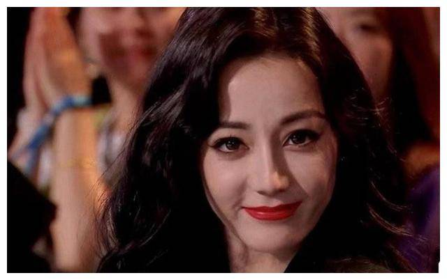 原创迪丽热巴31岁新照曝光状态认真还是开心