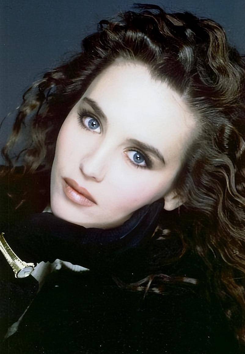 百年才有一个阿佳妮,她的美貌惊艳世人,却3次被爱人分手,为何