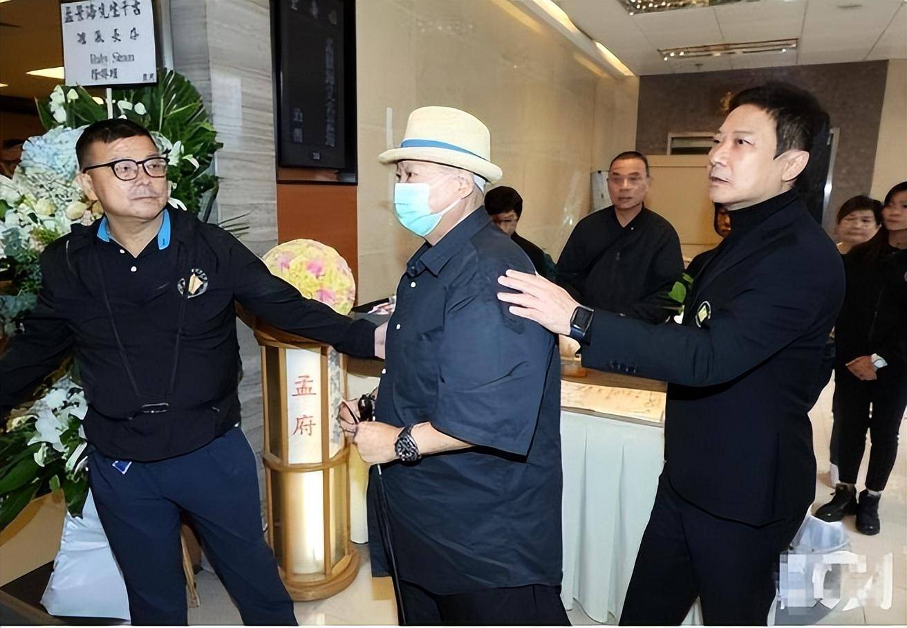 17岁女儿抱遗照,洪金宝拄拐杖送别,曾志伟钱嘉乐忍泪_好朋友_香港