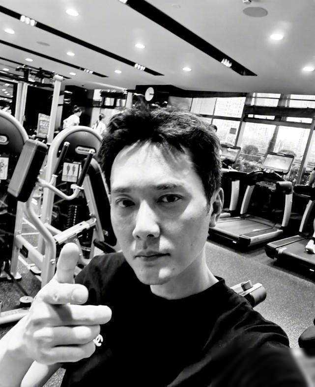 赵丽颖休假却养胖冯绍峰被偷拍小肚腩明显晒健身照称太闹心