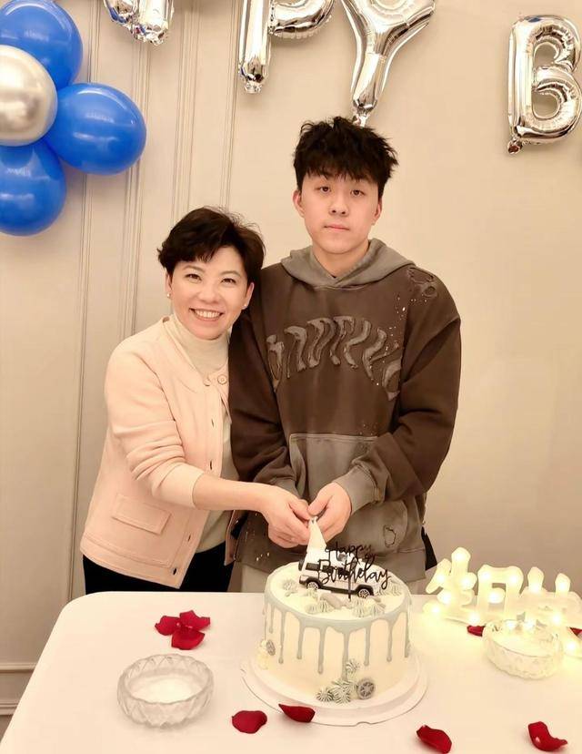 原创邓亚萍为18岁儿子庆生一家三口同框照曝光儿子专挑父母优点长