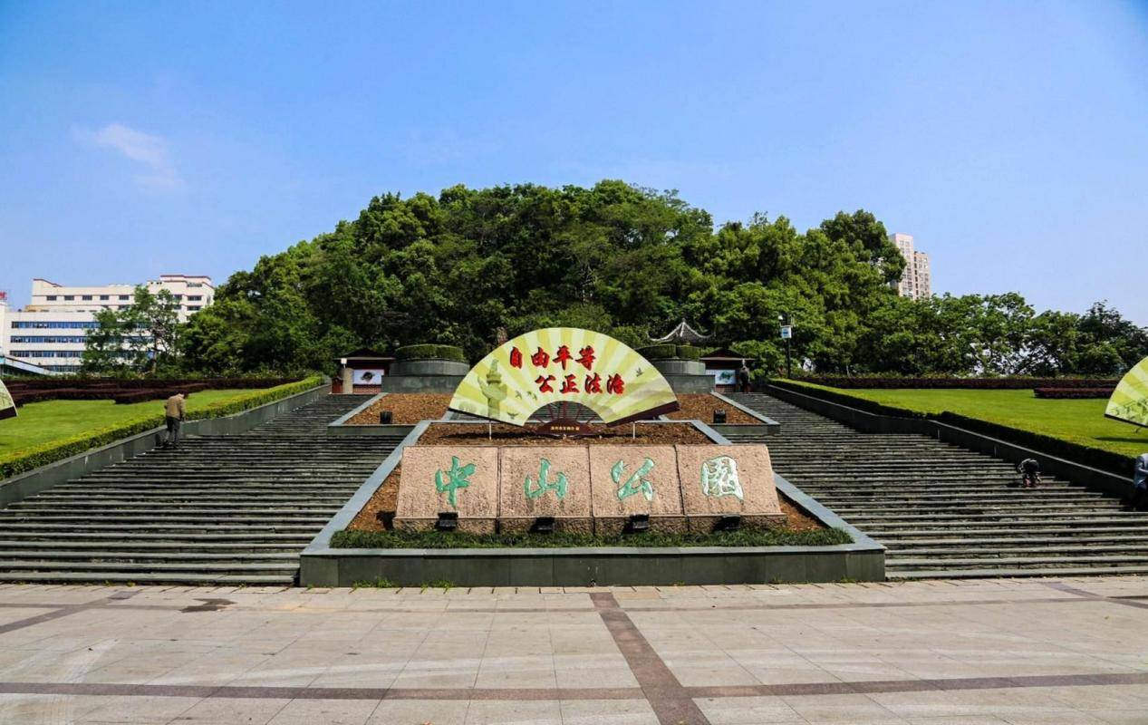 长风公园,天山公园,虹桥公园等公园遍布国际商业交流合作发达,是商业