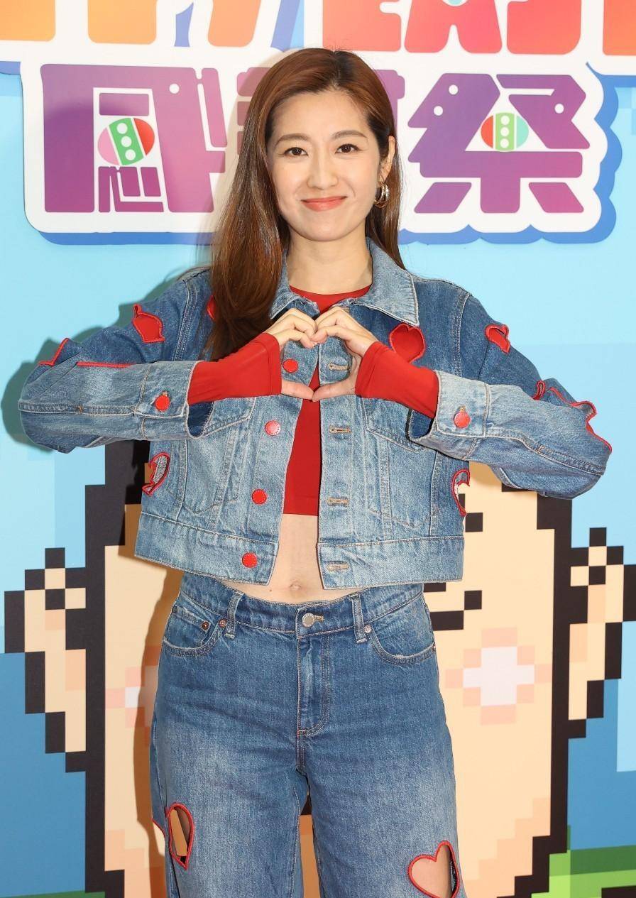 陈自瑶借好友连诗雅老公一用与陈家乐玩啜乒乓球好狂野