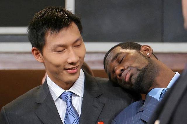 新秀赛季,奥登就因伤赛季报销,之后在开拓者复出也是停停打打,生涯一