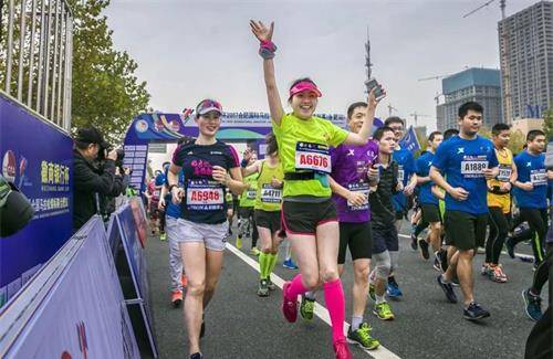 原创马拉松史上乌龙事件仅第一名跑完全程第二名带4998选手跑错路