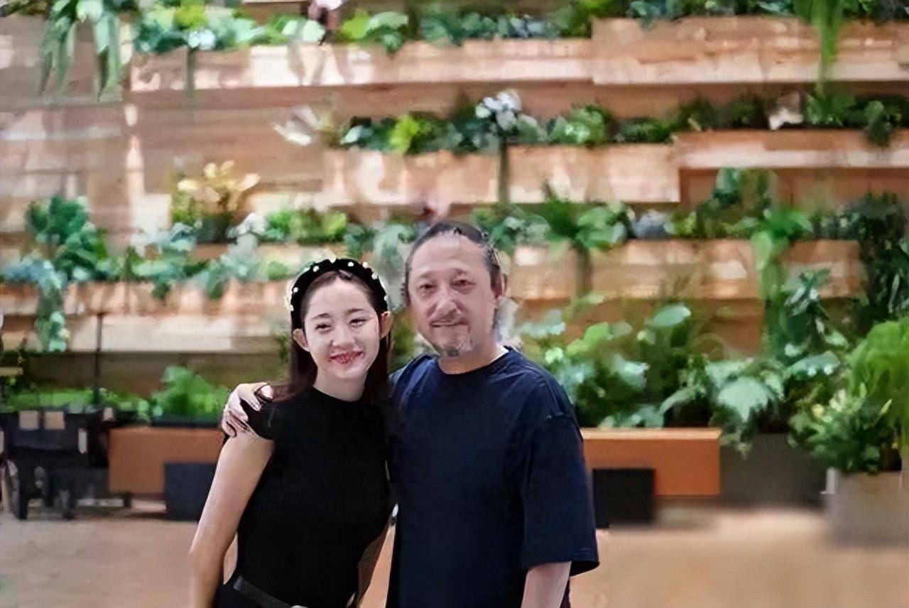 原创演员万千惠与大25岁著名音乐家结婚晒出全家福网友评论分不清