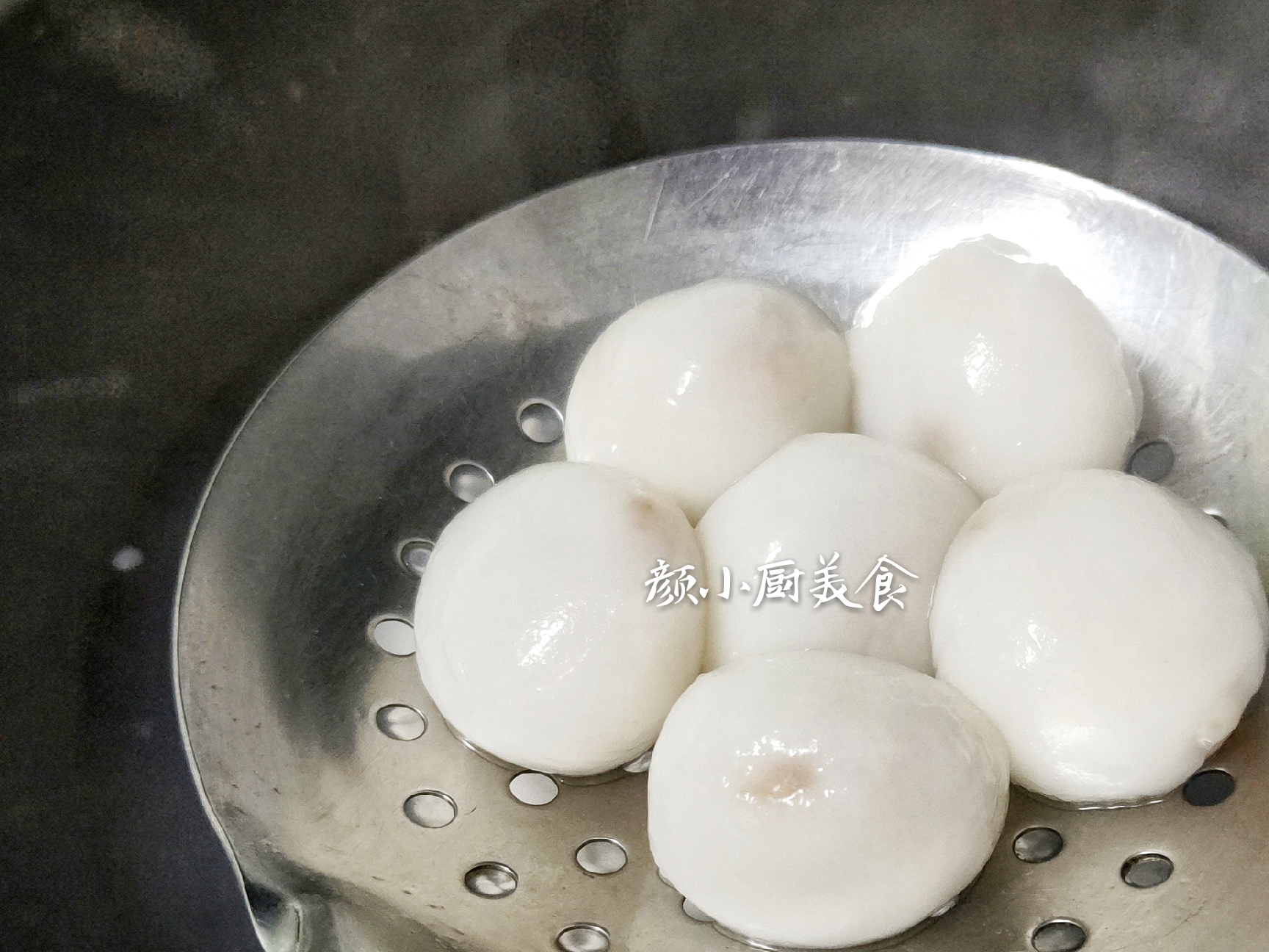 粉裹汤圆小零食就做好了,香浓软糯,吃过之后口齿留香,喜欢这个做法的