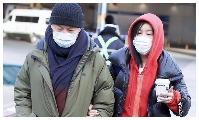 那英与老公罕见携手穿戴大不同夫妻间微妙张力引人关注