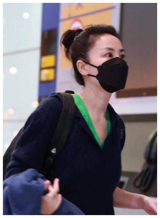 王菲机场火了!longchamp包背起,"松弛感"拉满,上班潮穿新法!