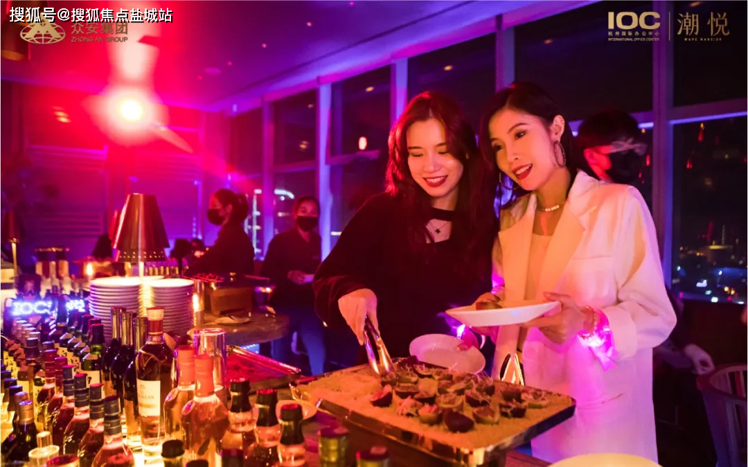 的"杭州最美跑道",更像一个街区式mall,目前园内部分商业,美食街,酒吧