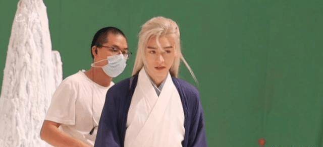 原创龚俊拍温客行生图状态不一白发很惊艳与网友合影却显疲倦