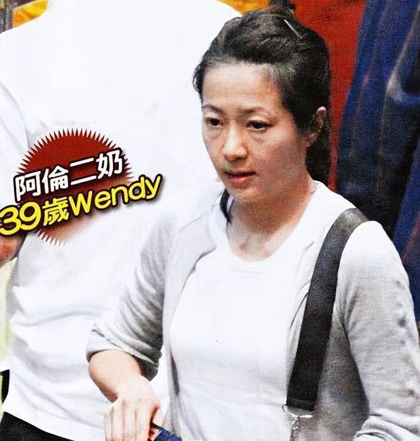 73岁谭咏麟与高挑美女十指紧扣逛街,女方疑是51岁红颜知己朱咏婷