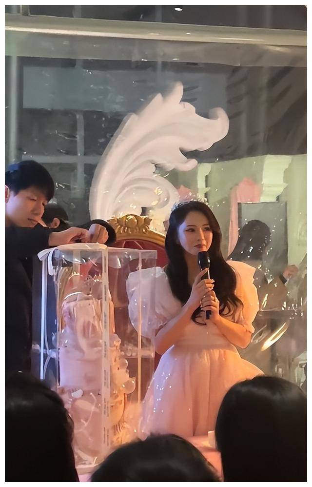 伊能静56岁庆生派对,粉色泡泡裙皇冠造型像童话公主引关注._秦昊_生日