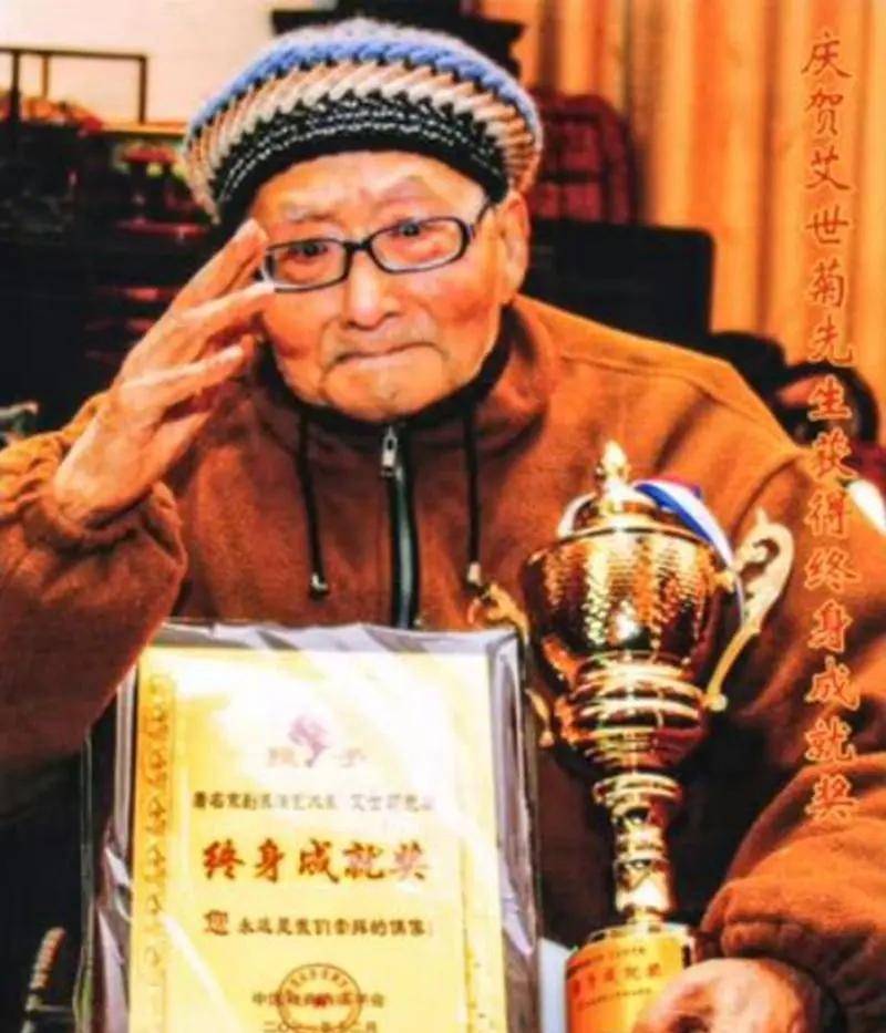 在龙江颂》中,隐藏在人民身边的敌人黄国忠由刘异龙扮演.