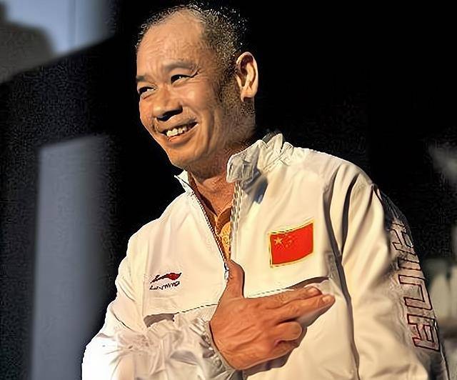 原创57岁李宁当年体操王子已身价百亿头发脱落妻子依旧貌美如花